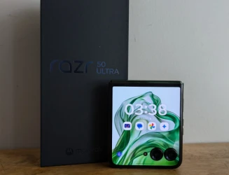 Ausdroid Reviews: Motorola RAZR 50 Ultra – Ultra meets the bend