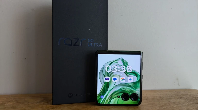 Ausdroid Reviews: Motorola RAZR 50 Ultra – Ultra meets the bend