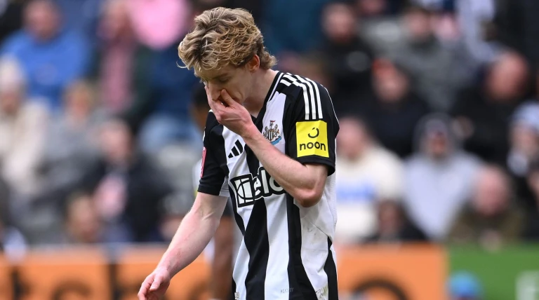 Gordon to miss Carabao Cup final after Newcastle opt against red card appeal